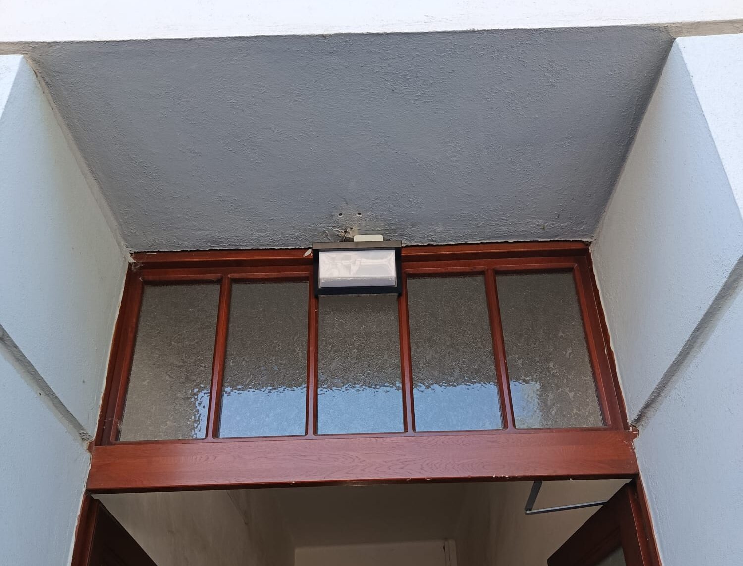 Nepodařená výměna světel nad vchody